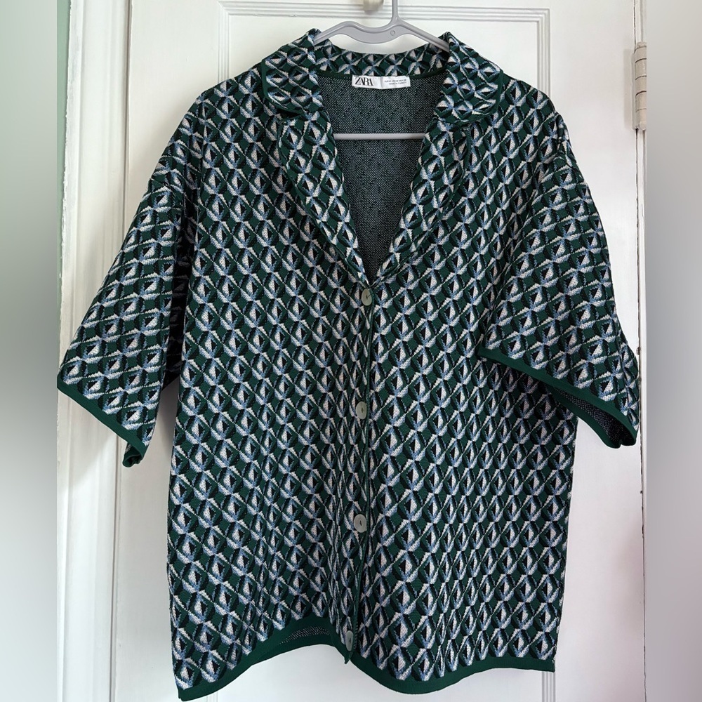Zara Geometric Print Women’s Short Sleeves V-Neck, notched collar Top Sz: Medium
